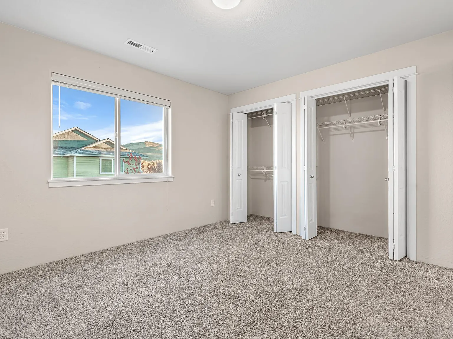 3 bed, 2.5 bath, 1554 sqft, $2,049 — Photo 3