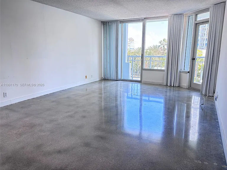 400 S Pointe Dr #408 — Photo 2