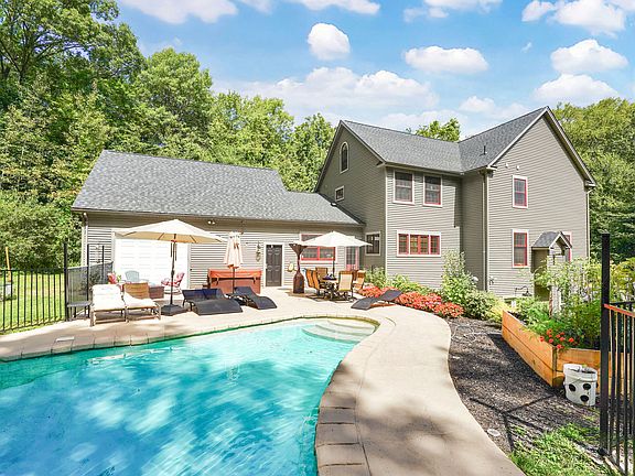 3rd image of 12 Iroquois Ln #1