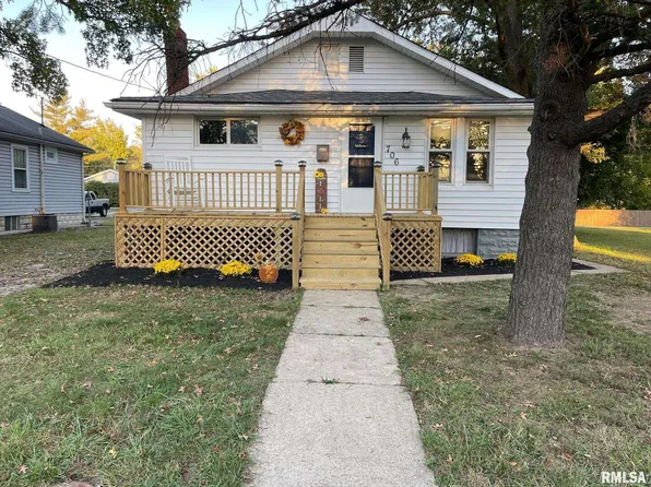 706 N McLeansboro St, Benton, IL 62812