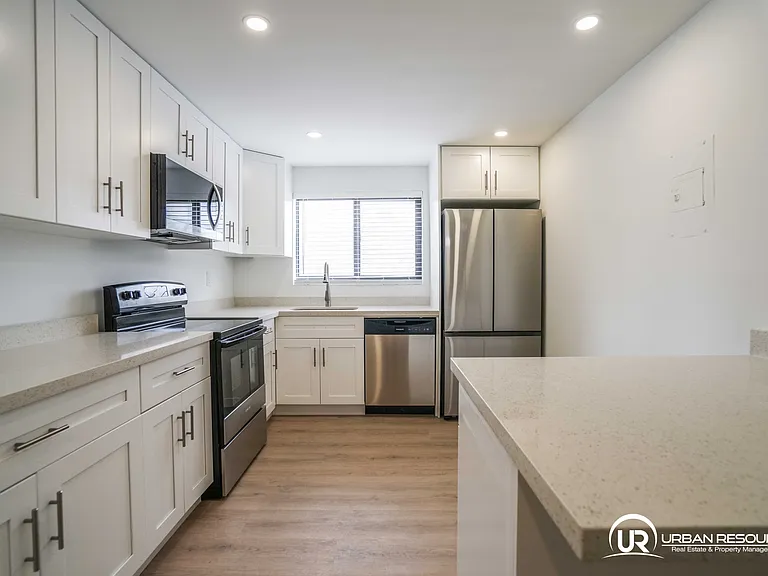 6960 Rue Vendome #201 — Photo 7