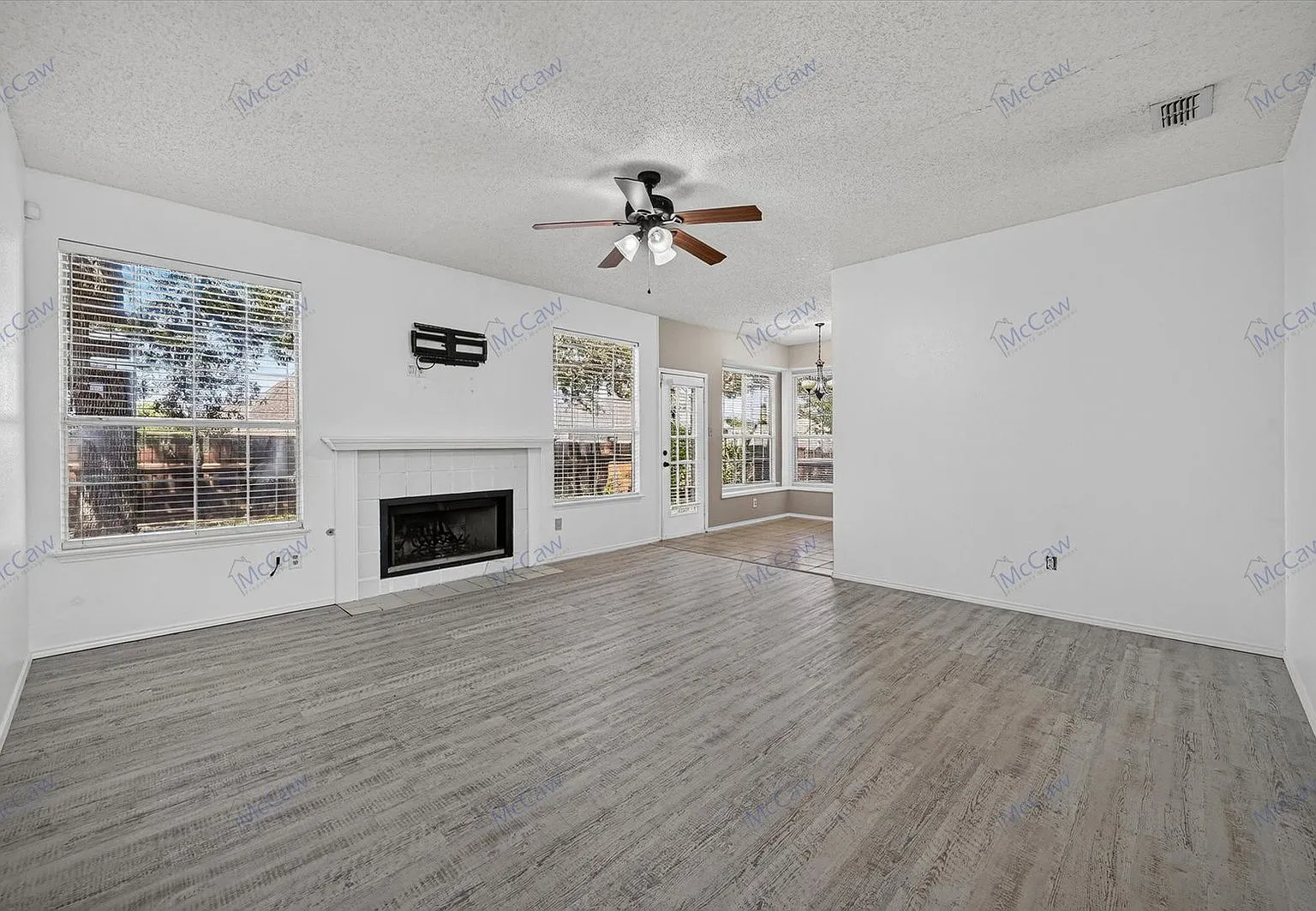 3 bed, 2.5 bath, 2024 sqft, $2,500 — Photo 4