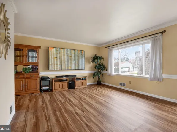 7507 Dover Ln, Lanham, MD 20706