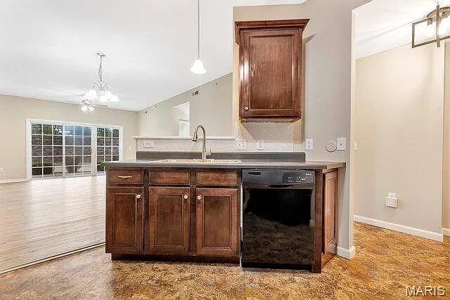 115 Saint James Ct — Photo 12