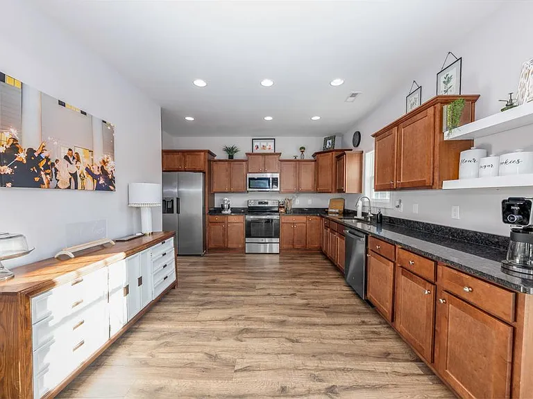 1024 Loretta Ln — Photo 5