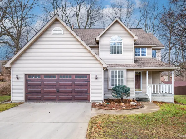 410 Bent Oak St, Fenton, MI 48430