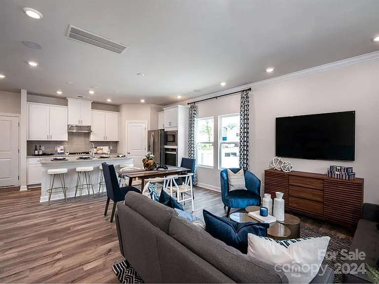 325 Cranford Dr — Photo 1