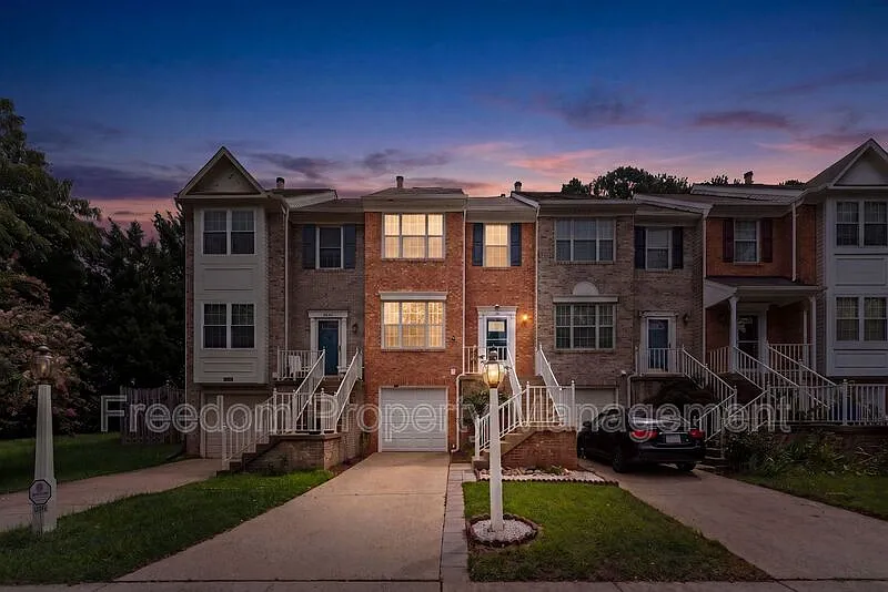 3 bed, 2.5 bath, 1416 sqft, $2,742 — Photo 2