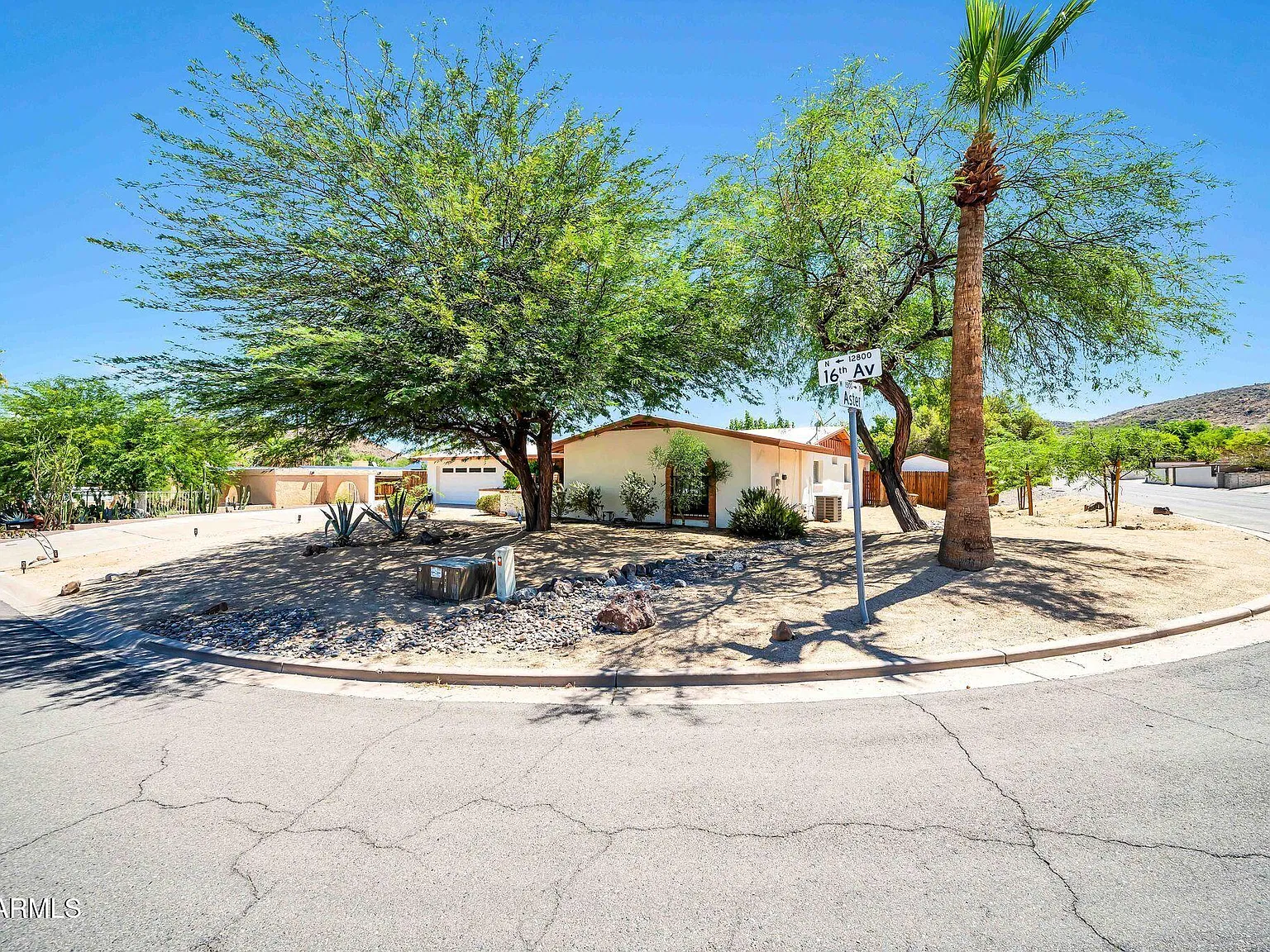 4 bed, 2.0 bath, 2079 sqft, $3,200 — Photo 2