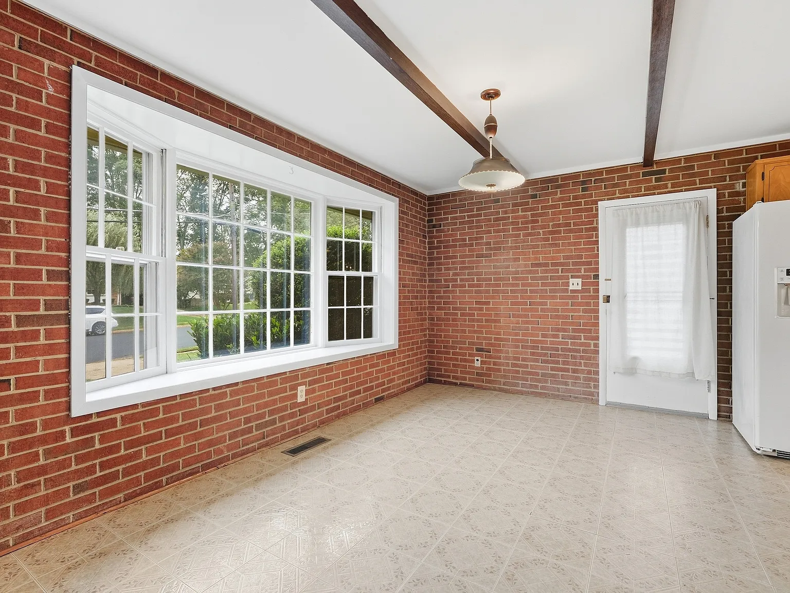 4 bed, 2190 sqft, $4,650 — Photo 4