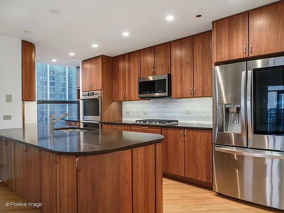 5th image of 910 S Michigan Ave APT 1811