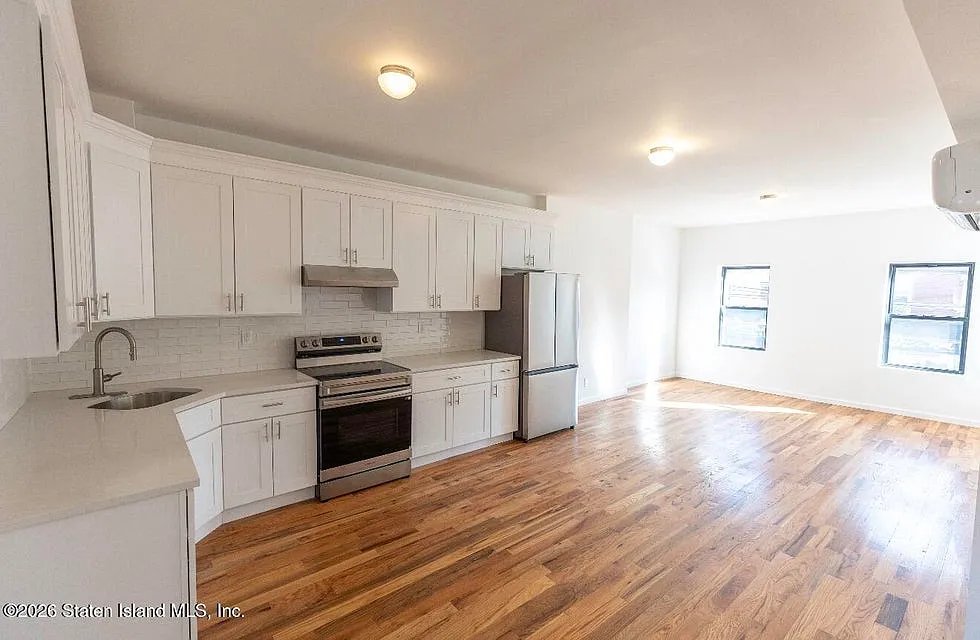 3 bed, 1100 sqft, $3,150 — Photo 3
