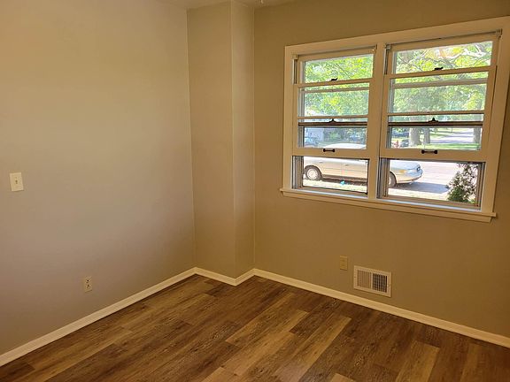 5th image of 627 51st Ave NE