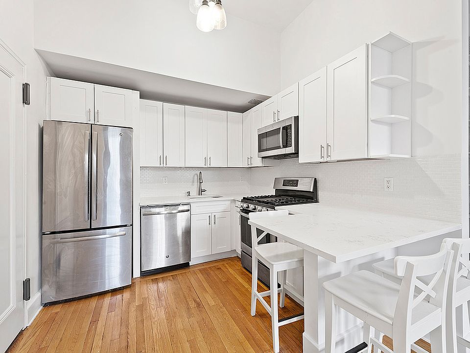 2nd image of 113 W Washington Pl #6