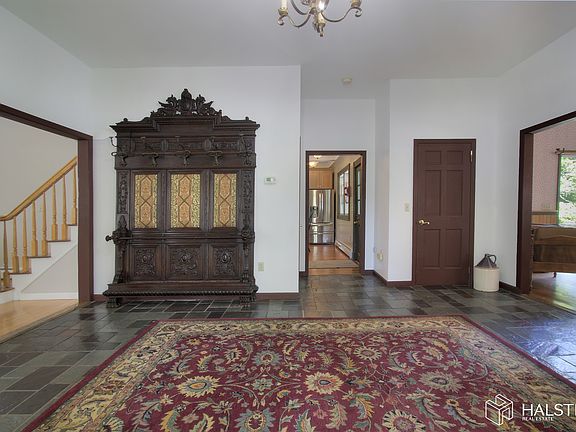 3rd image of 9 Cedar St