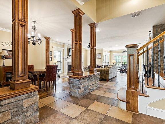 3rd image of 865 Chapel Hill Dr