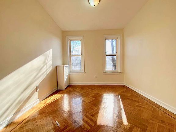 3rd image of 384 Rutland Rd APT 2R