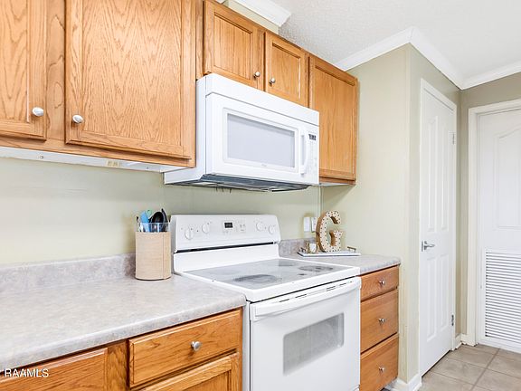 4th image of 105 Breezy Ln