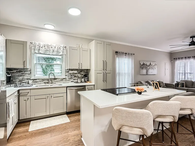908 McDaniel St SW — Photo 13