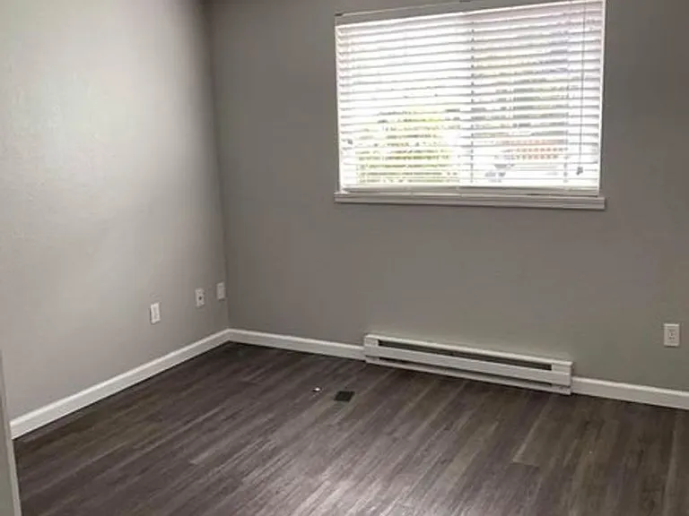 490 River Ave — Photo 4