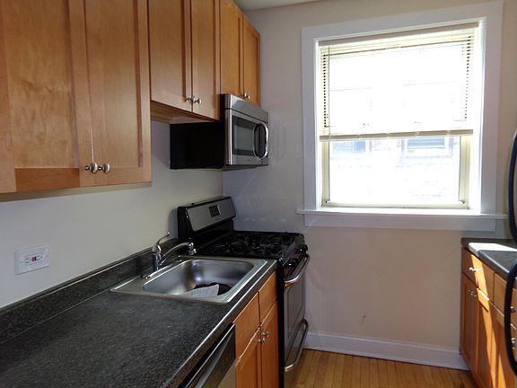 2nd image of 914 Crain St APT B-3s