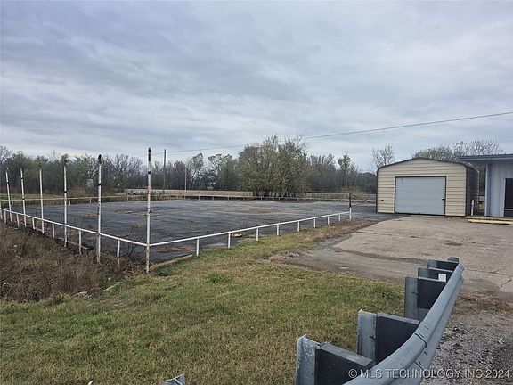 2nd image of 403 S Chouteau Ave