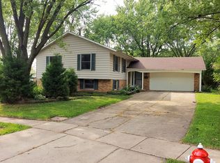 1600 Roder Ct, Streamwood, IL 60107