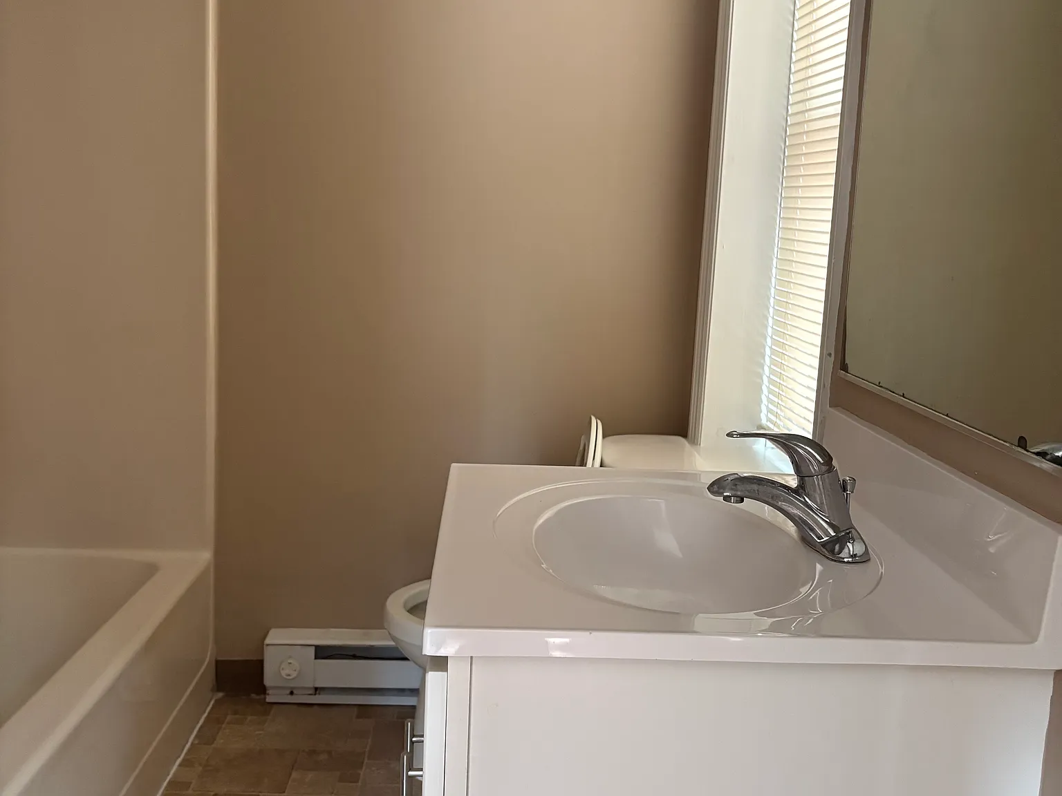 1 bed, 700 sqft, $1,300 — Photo 3