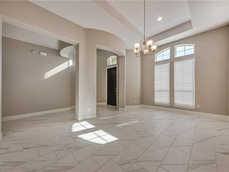 705 Campino Dr — Photo 3