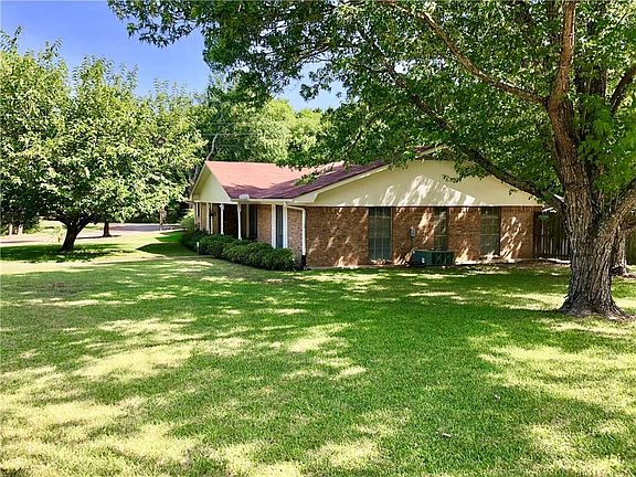 2nd image of 601 Lakewood Dr