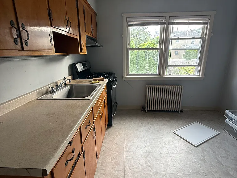 107 Warren St — Photo 2