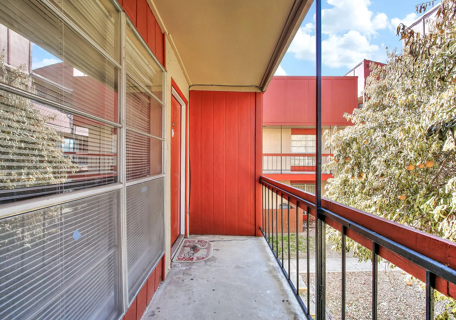 Stylish Two-Story Unit in Macarthur Townhomes with Modern Amenities — Photo 3