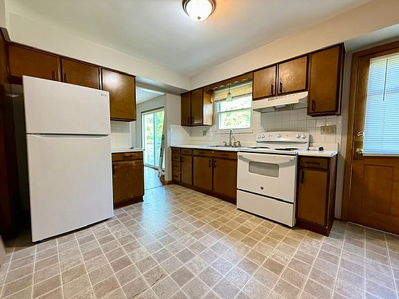 2nd image of 1071 W Main St #1071