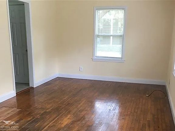 Living Rm w/ entrance to kitchen