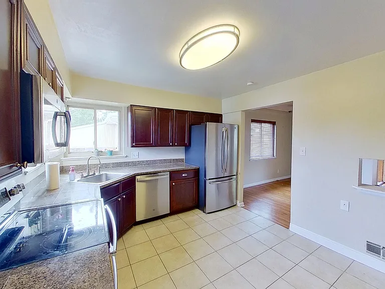 2230 Marshall St — Photo 5