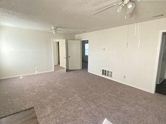 4th image of 704 W Avenue B