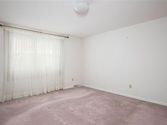 5th image of 133 Southwick Dr