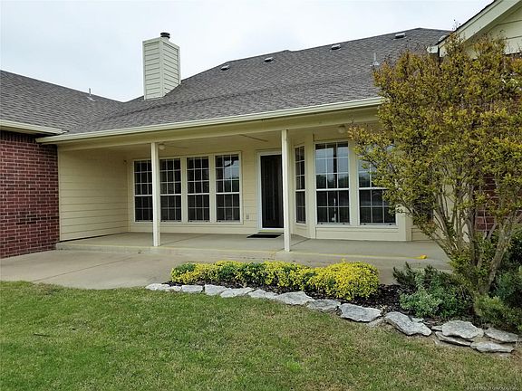 4th image of 3225 Heritage Dr
