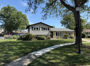 628 Ironwood Dr, Elk Grove Village, IL 60007