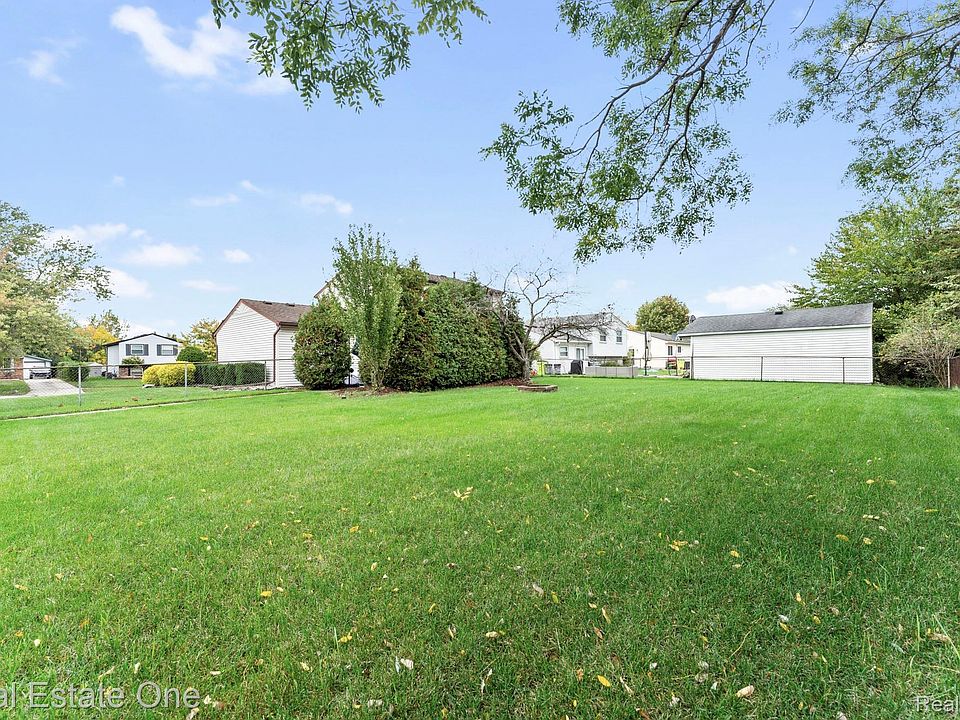 23359 Port St, photo 24