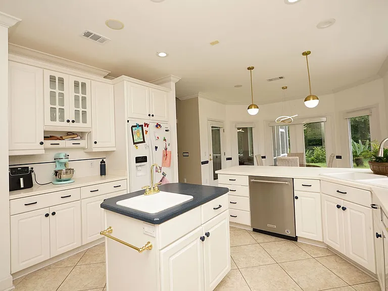 1534 Glenlake Cir — Photo 14