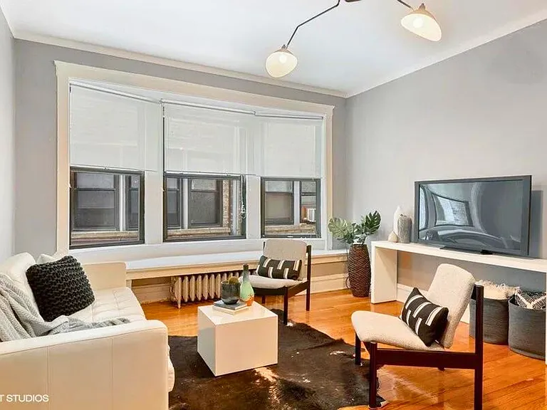 445 W Melrose St — Photo 2