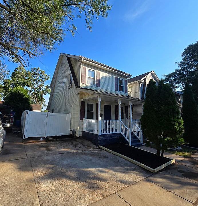 1st image of 708 Magnolia St