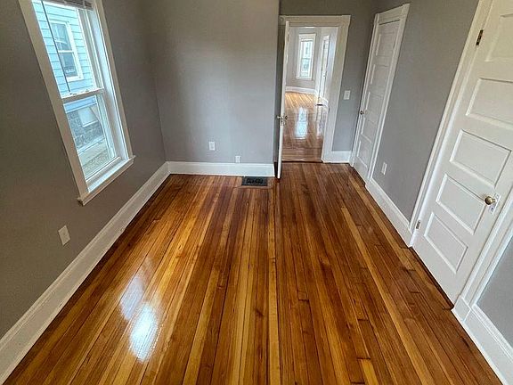 3rd image of 12 Leslie St Unit 3