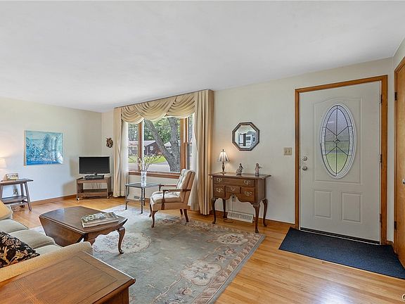 4th image of 221 Greentree Dr