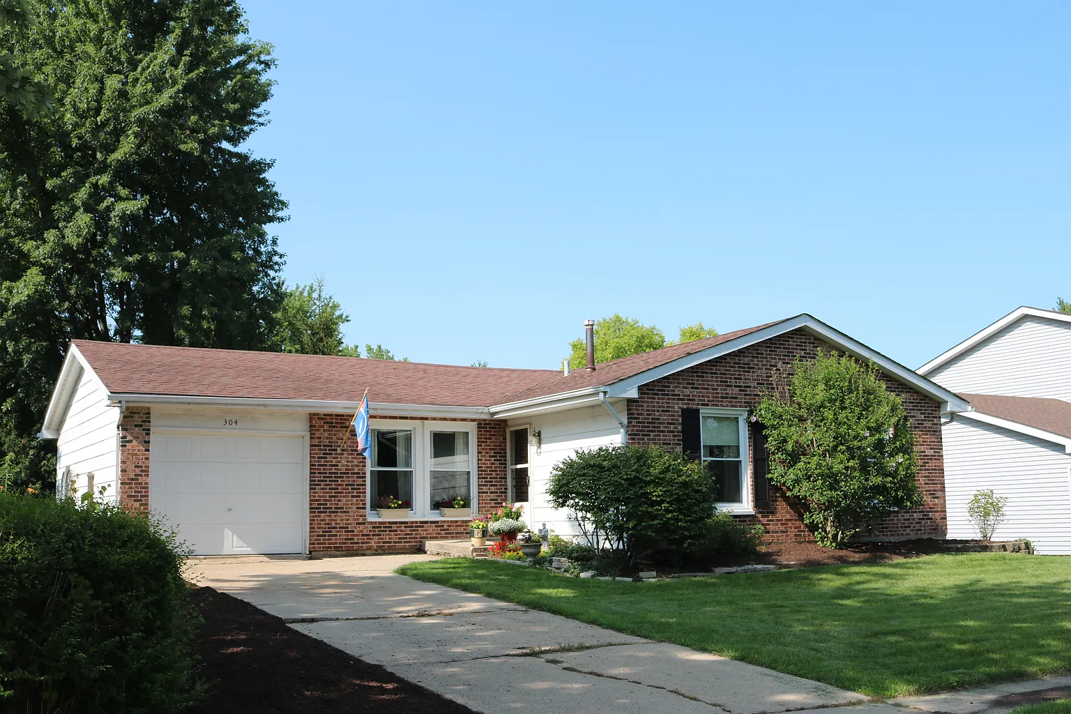 304 Hillcrest Ave photo 1