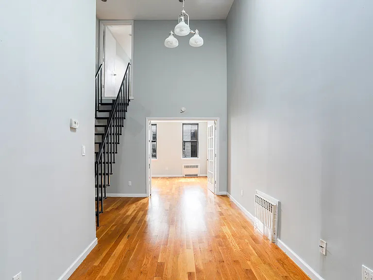 325 Melrose St #3L — Photo 7