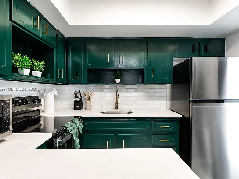 329 SE 12th Ave #1 — Photo 8
