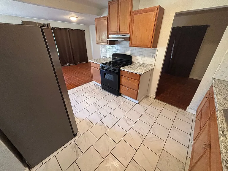 245 E Young Pl — Photo 24