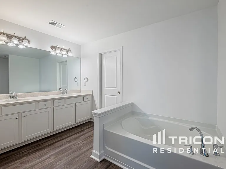 Tricon East Ridge — Photo 41